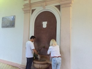 Vecinos llenando garrafas de "Evian"