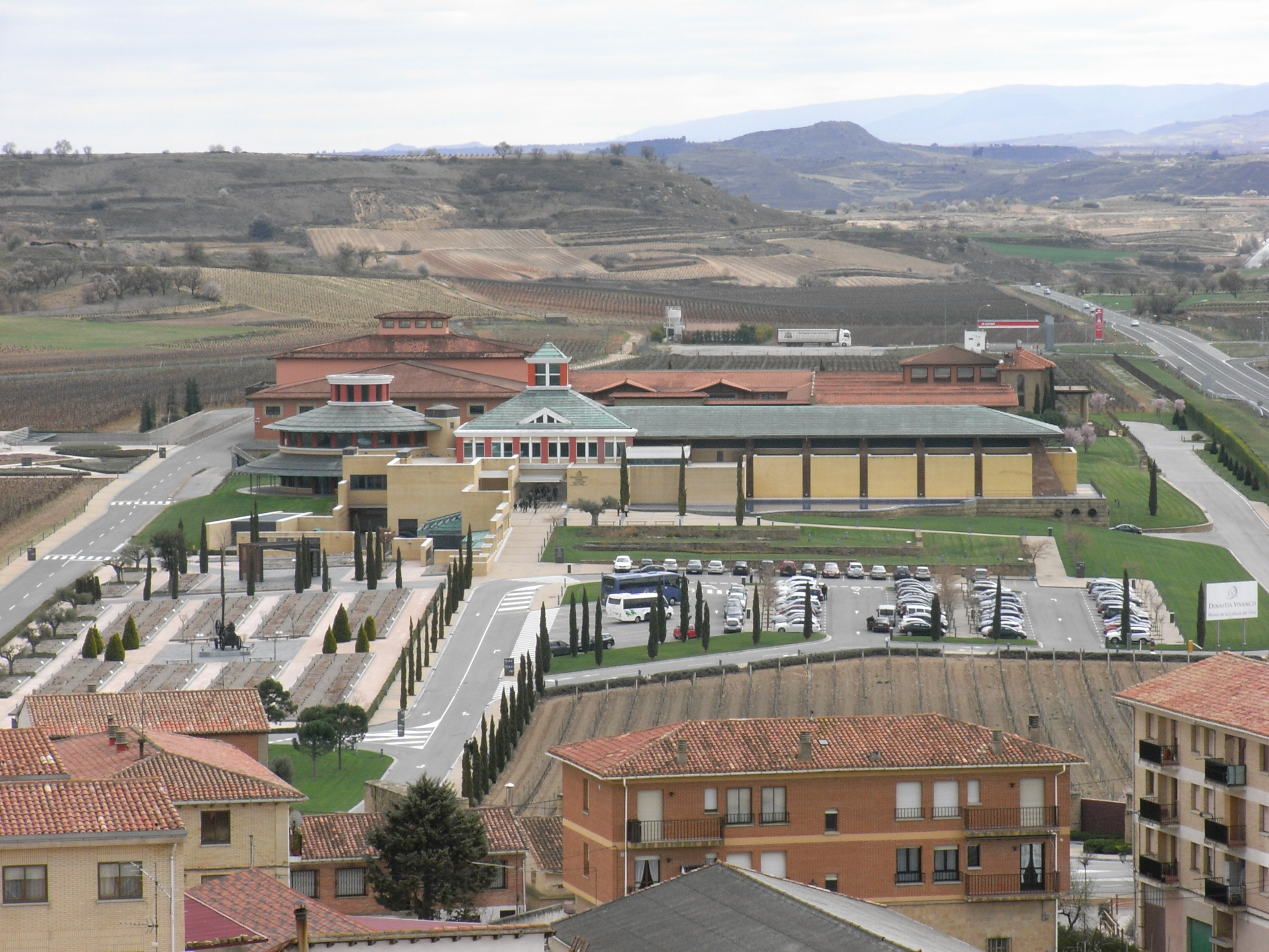 Vistas Bodegas Vivanco desde mirador de Briones.