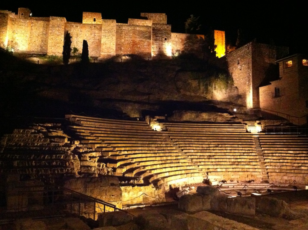 Anfiteatro de Málaga iluminado por la noche