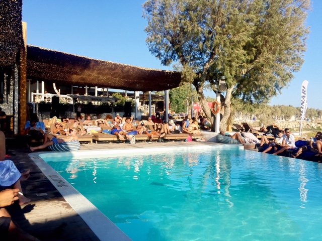 Piscina con DJ del Hostel Paraga