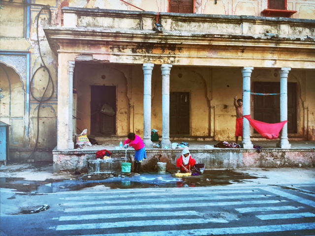 Lavando la ropa en un grifo público