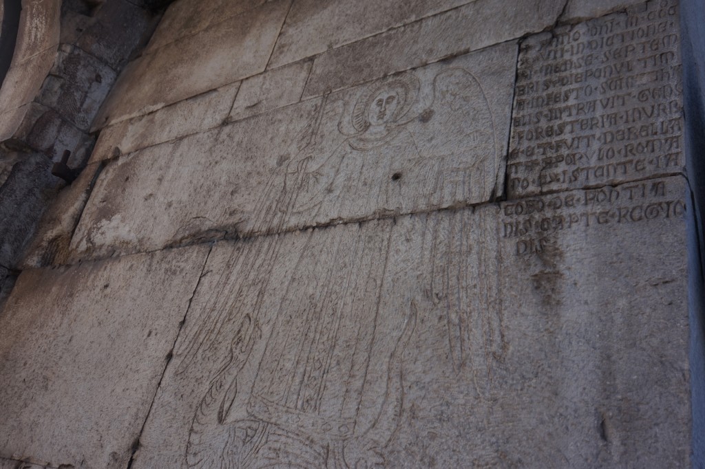 Grabado de la imagen de San Jorge en el interior del Arco.