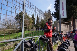 Eddie en una de sus explicaciones