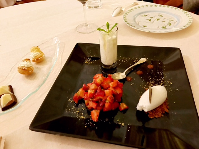 Tartar de fresa con helado de azahar y mouse de chocolate blanco y yogurt