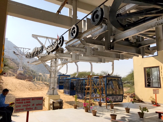Telesférico para subir al Templo Savitri