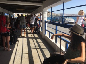 En el puerto de Paros a la espera del Ferry que nos llevaría a Santorini