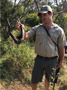 Andando encontramos restos de otras víctimas... cómo nosotros??