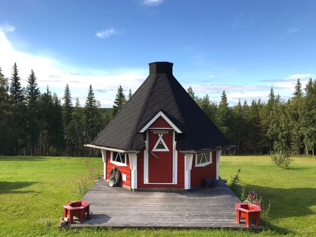 Ejemplo de una Sauna adorable jun a una casita de Madera