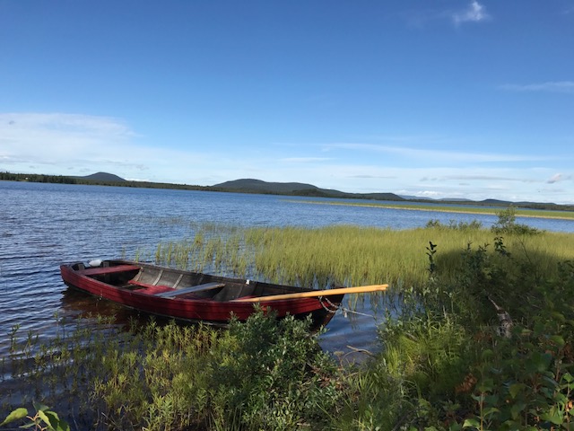 Bote en un lago junto a Gallivare