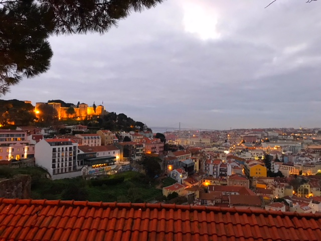 Mirador Alfama: vistas wow del castillo y barrio a Moreira
