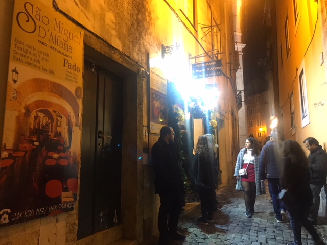 Paseando por Alfama...dónde entro?