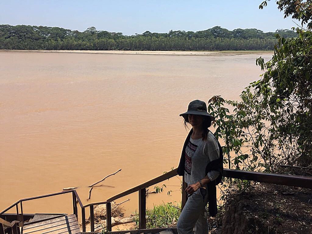 Mirar los colores del agua en el Rio Madre de Dios, es brutal.