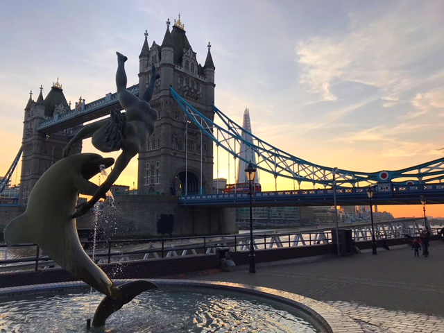 Atardecer con vistas al Tower Bridge desde el muelle de San Caterina