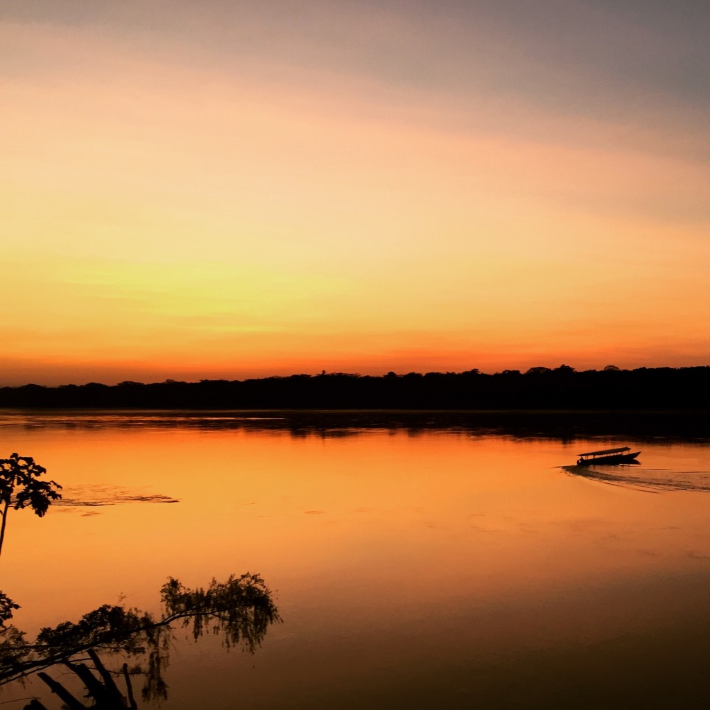 Atardecer en Río Madre de Dios.