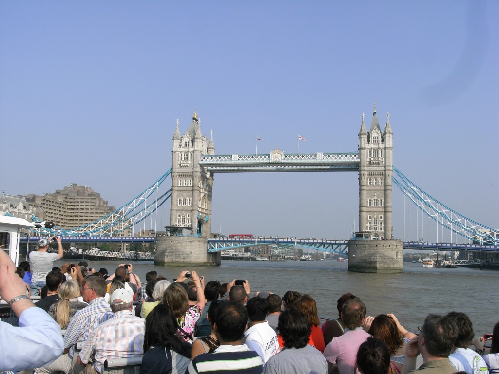 Dando un voltio por el Tamesis. No estamos sólos.