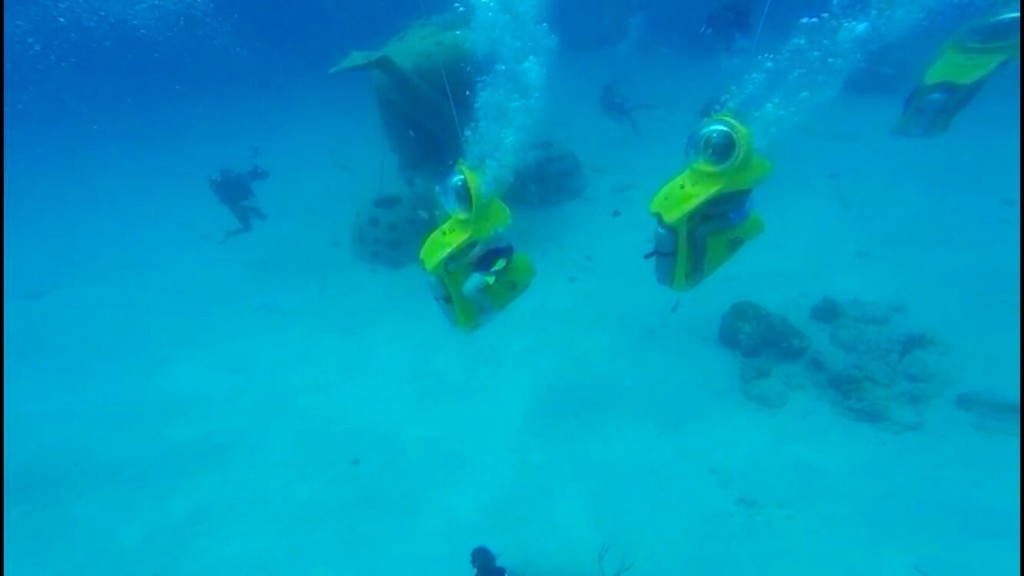 Si no quieres bucear puedes hacer el recorrido con el sumarino amarillo "SUB" de Stuart Cove