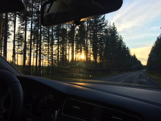 Conducción atardeciendo en Suecia