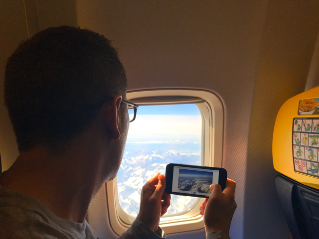 Jordi disfrutando de los alpes desde el aire