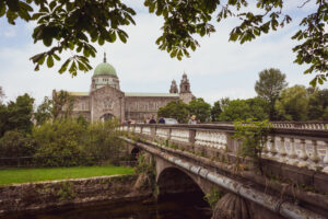 Catedral de galway con puente antiguo